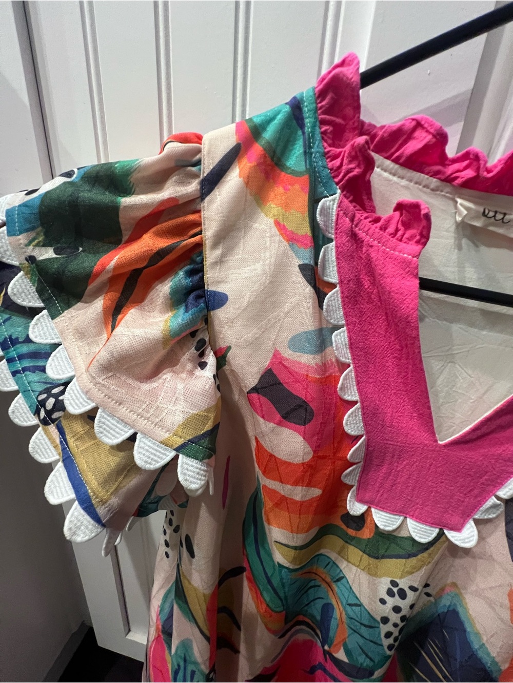 🩷4 for $35 🩷 Oli Oli Bright Pink Trim Tropical Print Flutter Sleeve Top - Picture 4 of 5